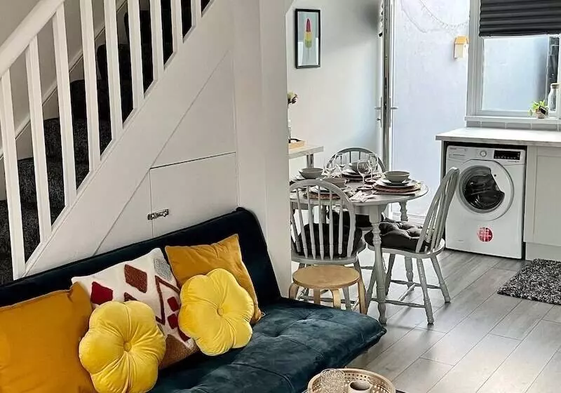 Residenssi Cosy 2 Bed House Close To Belfast City Centre