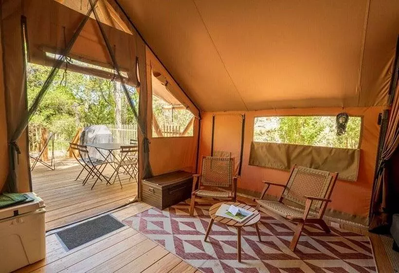 リゾートホテル Huttopia Wine Country