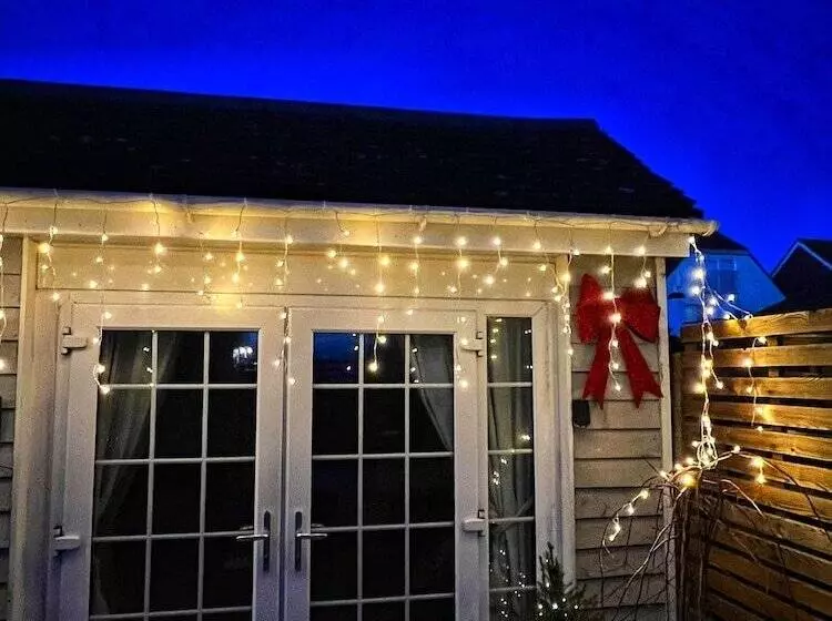 Seaside Cabin Retreat In Hayling Island