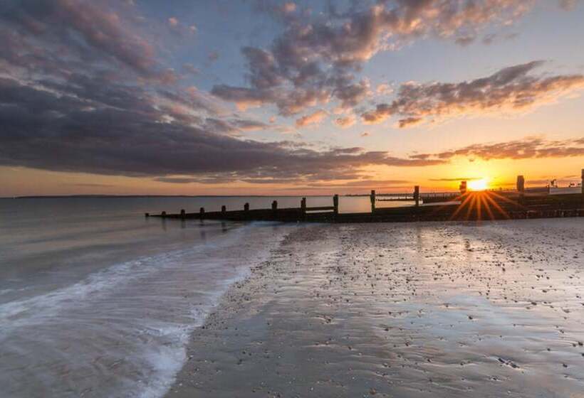 Seaside Cabin Retreat In Hayling Island