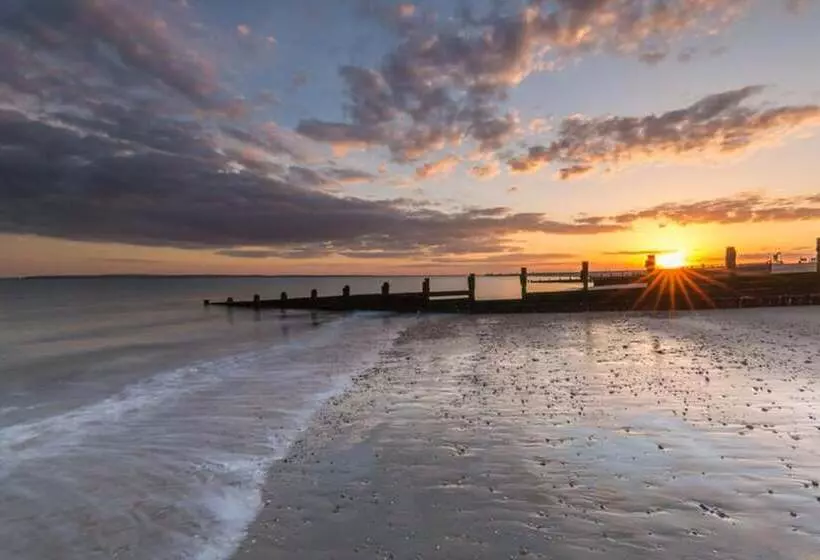 Seaside Cabin Retreat In Hayling Island