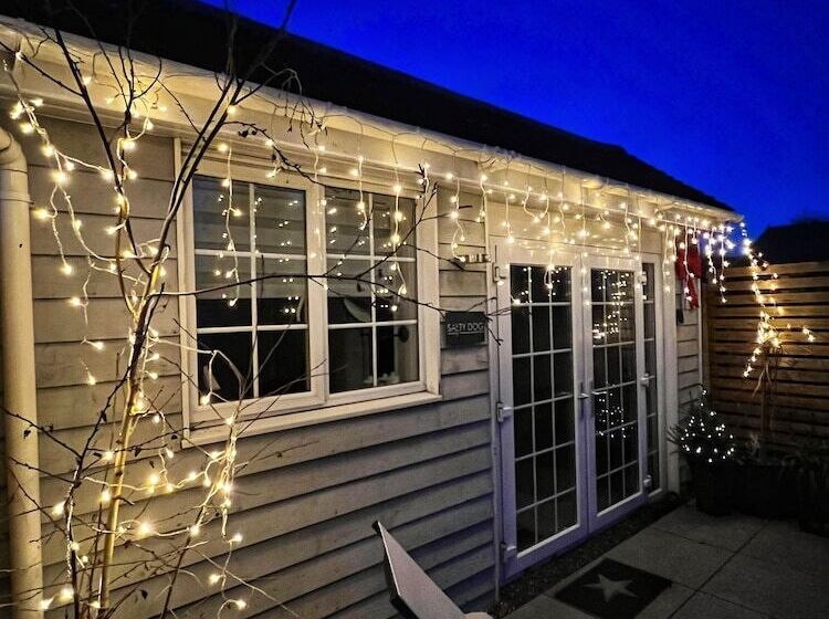 Seaside Cabin Retreat In Hayling Island