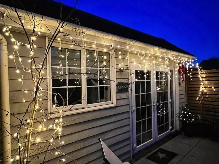 Seaside Cabin Retreat In Hayling Island