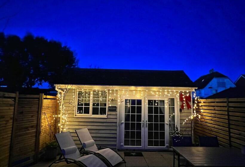 Seaside Cabin Retreat In Hayling Island