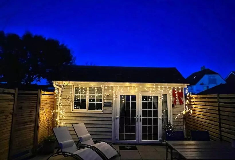 Seaside Cabin Retreat In Hayling Island