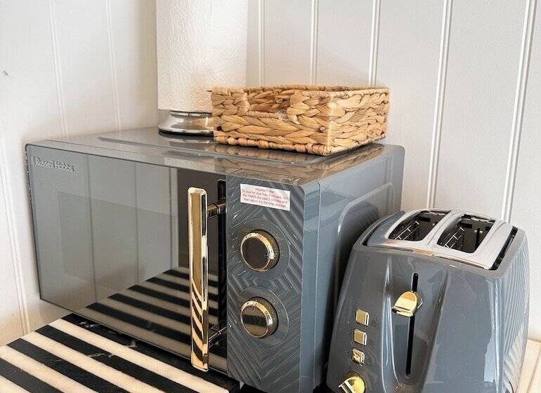 Seaside Cabin Retreat In Hayling Island