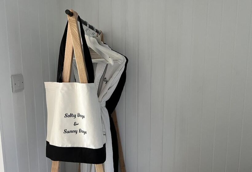 Seaside Cabin Retreat In Hayling Island