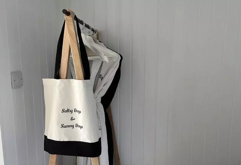 Seaside Cabin Retreat In Hayling Island