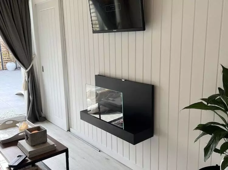 Seaside Cabin Retreat In Hayling Island