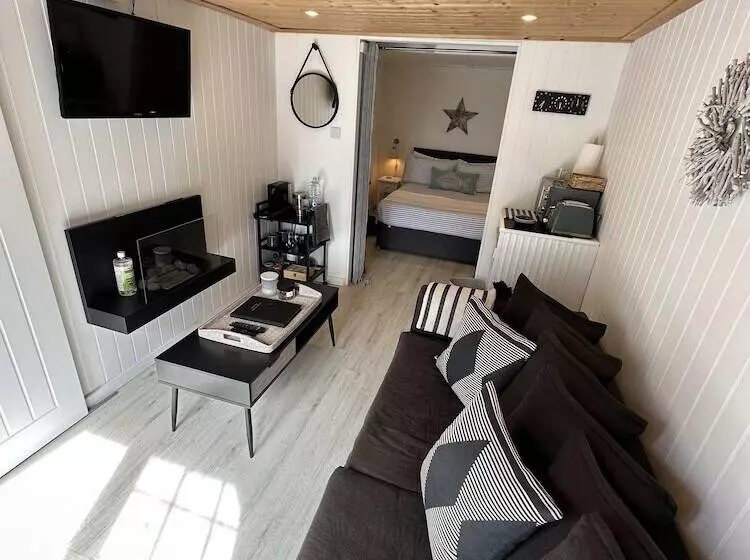 Seaside Cabin Retreat In Hayling Island