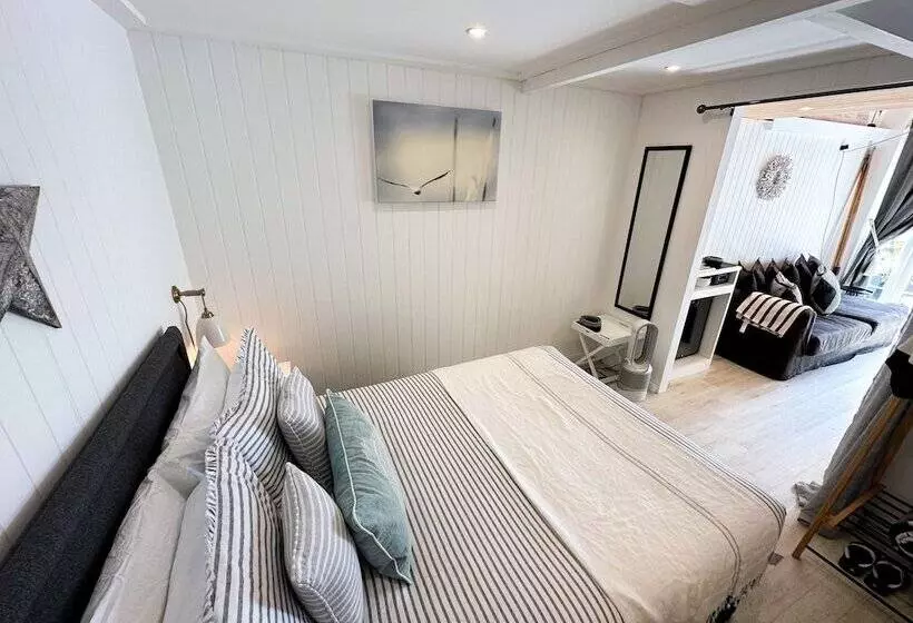 Seaside Cabin Retreat In Hayling Island