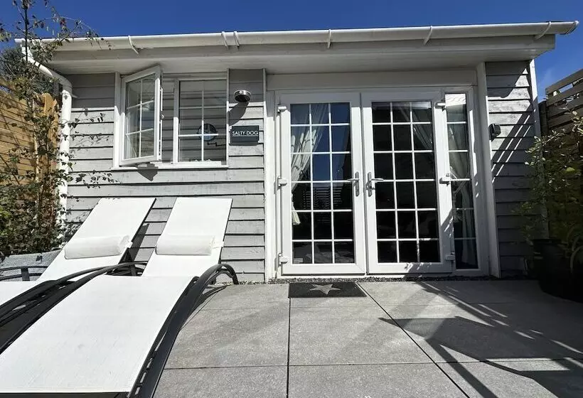 Seaside Cabin Retreat In Hayling Island