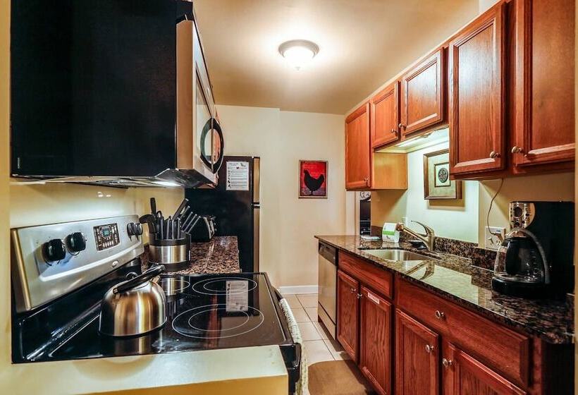 Emma S Escape By Avantstay Key West Central W/ Shared Pool & Hot Tub Month Long Stays Only