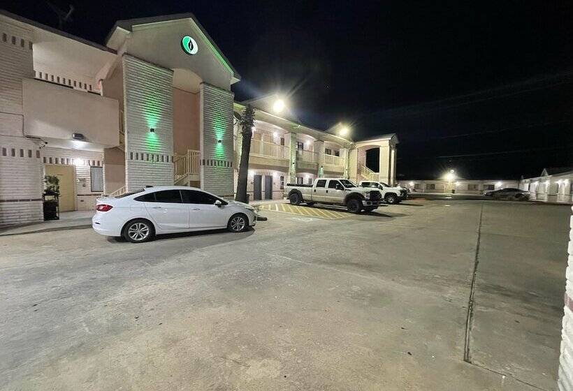 فندق Woodland Inn & Suites