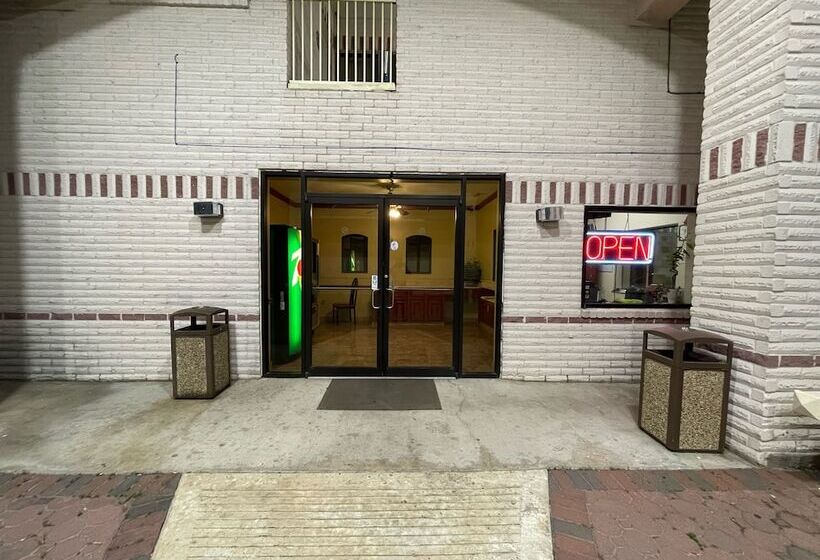 فندق Woodland Inn & Suites