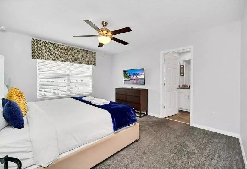 Luxury Villa, South Facing Pool! No Rear Neighbors. Themed Rooms, Theatre & Game Room. #8so8956