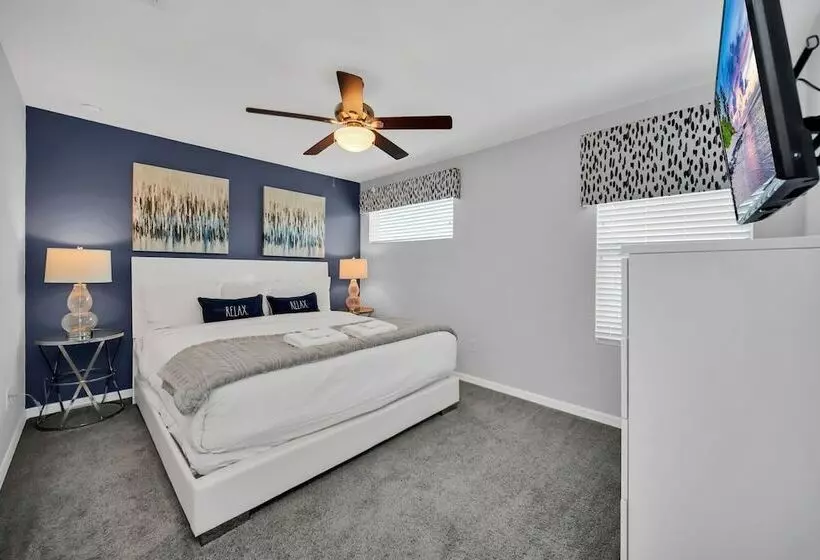 Luxury Villa, South Facing Pool! No Rear Neighbors. Themed Rooms, Theatre & Game Room. #8so8956