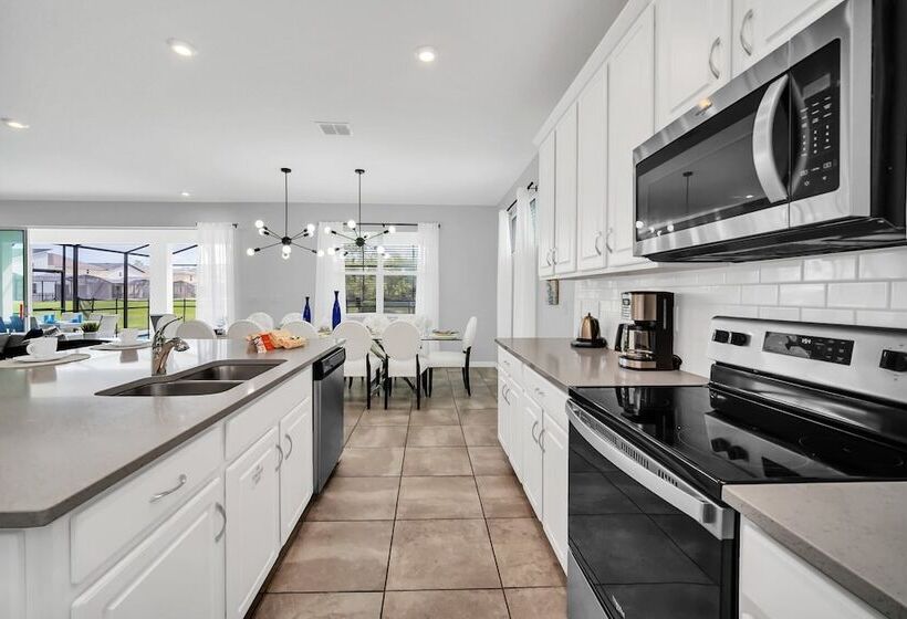 Luxury Villa, South Facing Pool! No Rear Neighbors. Themed Rooms, Theatre & Game Room. #8so8956