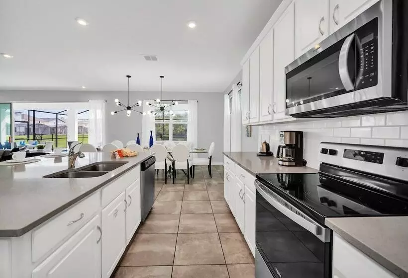 Luxury Villa, South Facing Pool! No Rear Neighbors. Themed Rooms, Theatre & Game Room. #8so8956