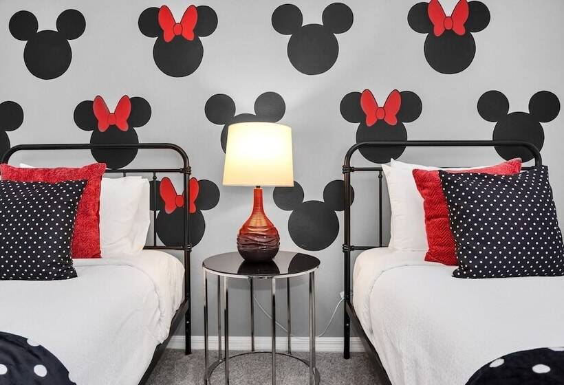 Luxury Villa, South Facing Pool! No Rear Neighbors. Themed Rooms, Theatre & Game Room. #8so8956