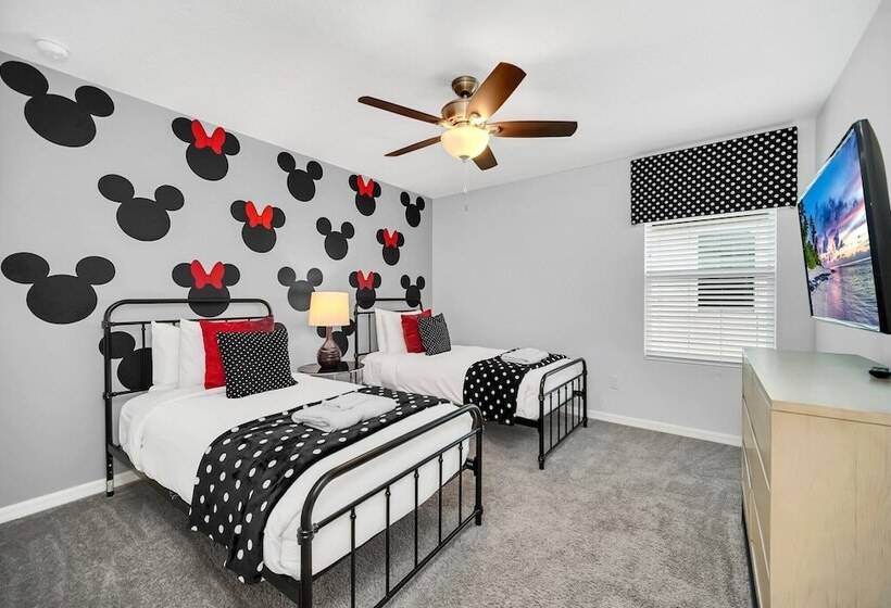 Luxury Villa, South Facing Pool! No Rear Neighbors. Themed Rooms, Theatre & Game Room. #8so8956