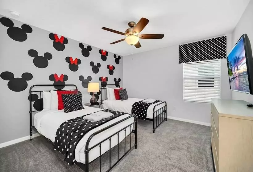 Luxury Villa, South Facing Pool! No Rear Neighbors. Themed Rooms, Theatre & Game Room. #8so8956