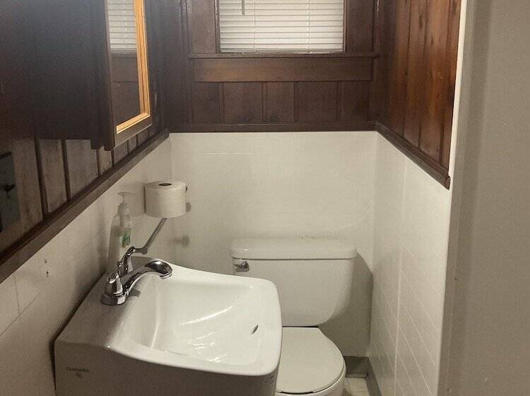 فندق على الطريق Fireside Lodge