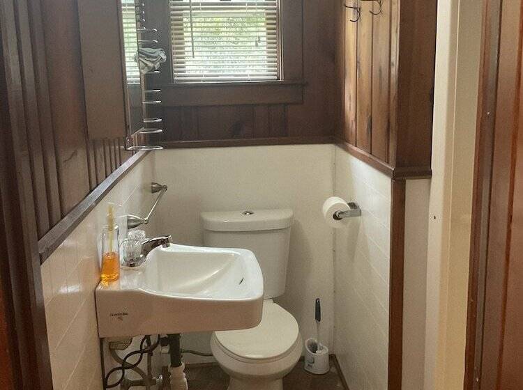 فندق على الطريق Fireside Lodge