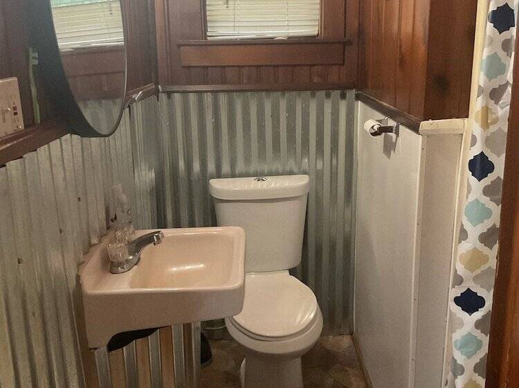 فندق على الطريق Fireside Lodge