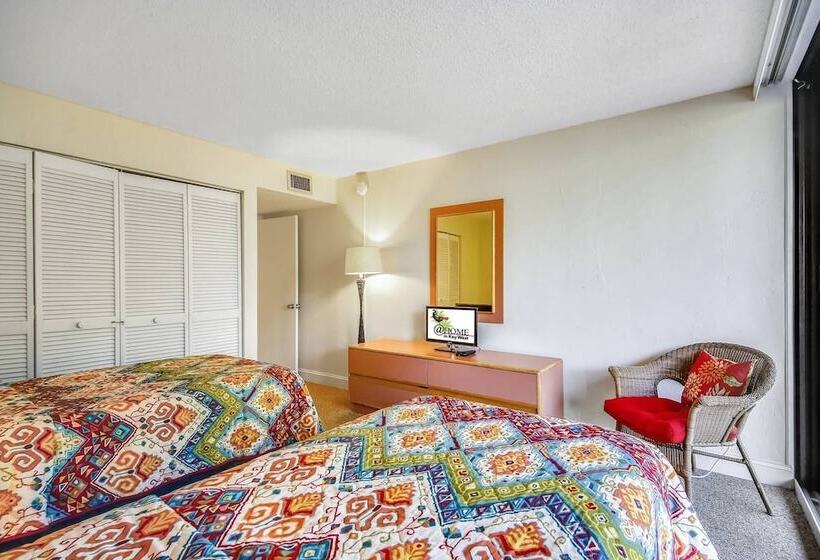 Papaya Place By Avantstay Great Location W/ Balcony, Outdoor Dining, Shared Pool & Hot Tub!