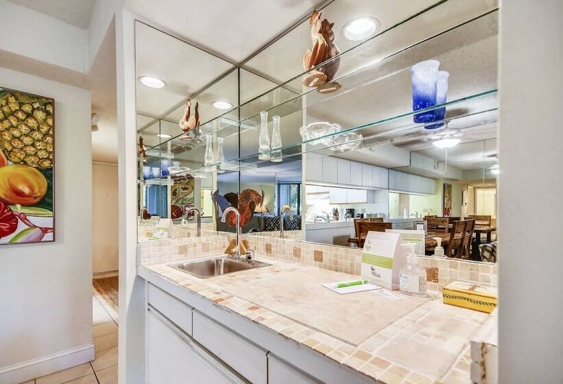 Papaya Place By Avantstay Great Location W/ Balcony, Outdoor Dining, Shared Pool & Hot Tub!