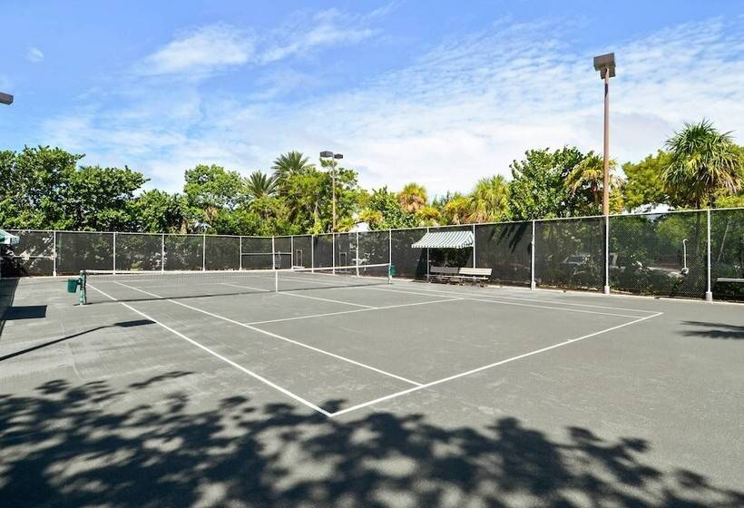 Papaya Place By Avantstay Great Location W/ Balcony, Outdoor Dining, Shared Pool & Hot Tub!