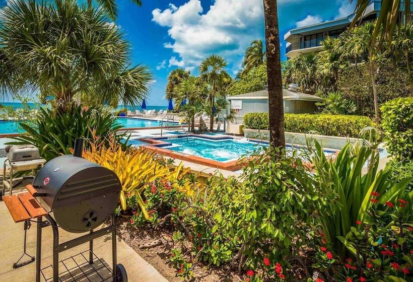 Papaya Place By Avantstay Great Location W/ Balcony, Outdoor Dining, Shared Pool & Hot Tub!