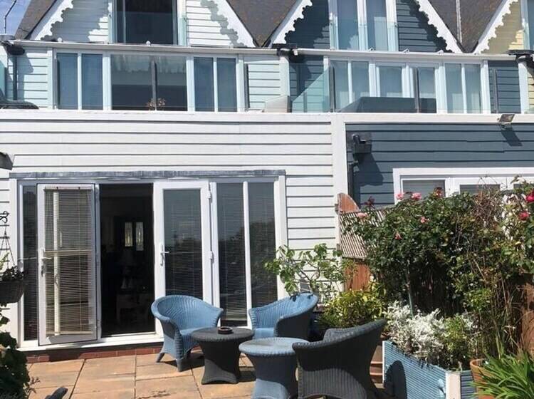 Резиденция Beautiful 4 Bed House In Walton On The Naze