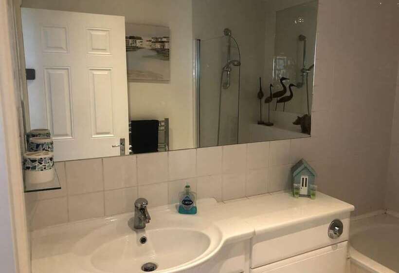 Резиденция Beautiful 4 Bed House In Walton On The Naze