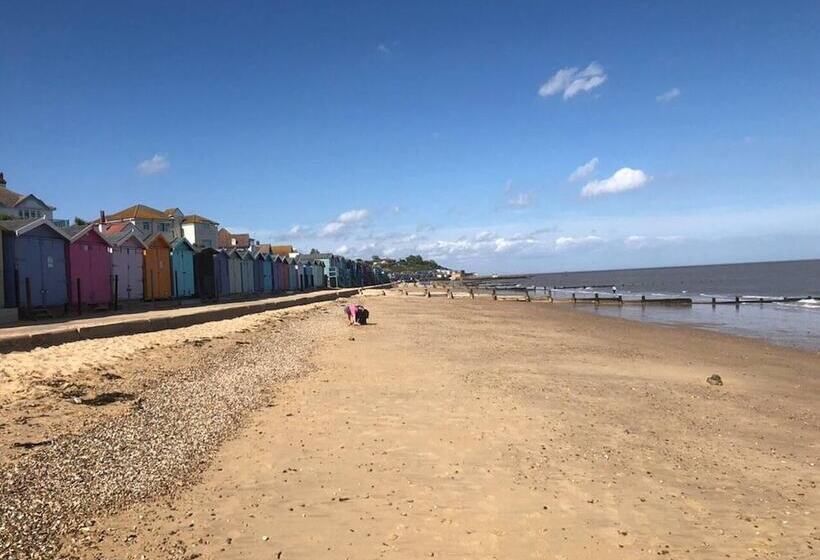 Резиденция Beautiful 4 Bed House In Walton On The Naze