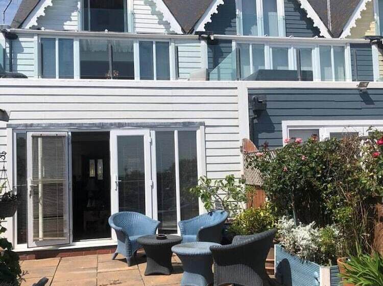 Резиденция Beautiful 4 Bed House In Walton On The Naze