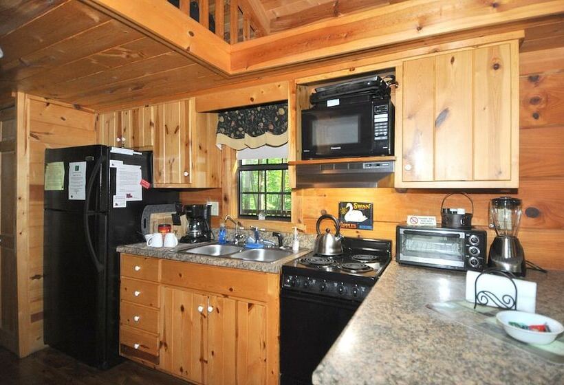 Sleepy Creek   Creekside Escape