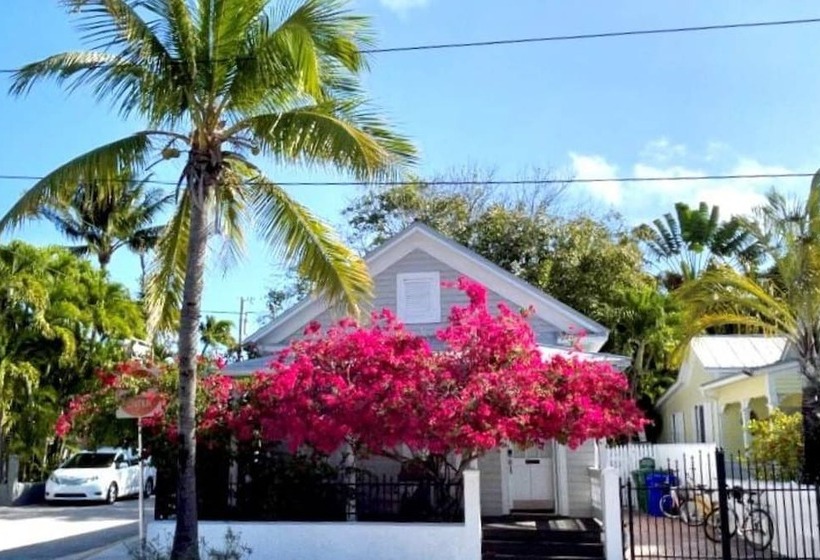Spanish Lime Cottage By Avantstay Ideal Old Town Key West Location! Month Long Stays Only
