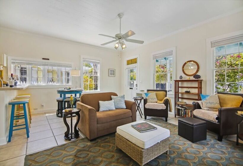 Spanish Lime Cottage By Avantstay Ideal Old Town Key West Location! Month Long Stays Only