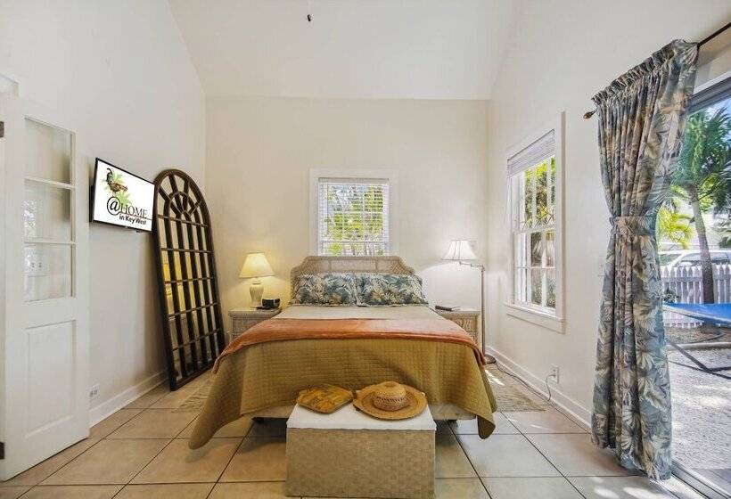 Spanish Lime Cottage By Avantstay Ideal Old Town Key West Location! Month Long Stays Only