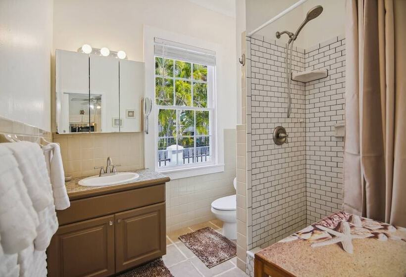 Spanish Lime Cottage By Avantstay Ideal Old Town Key West Location! Month Long Stays Only