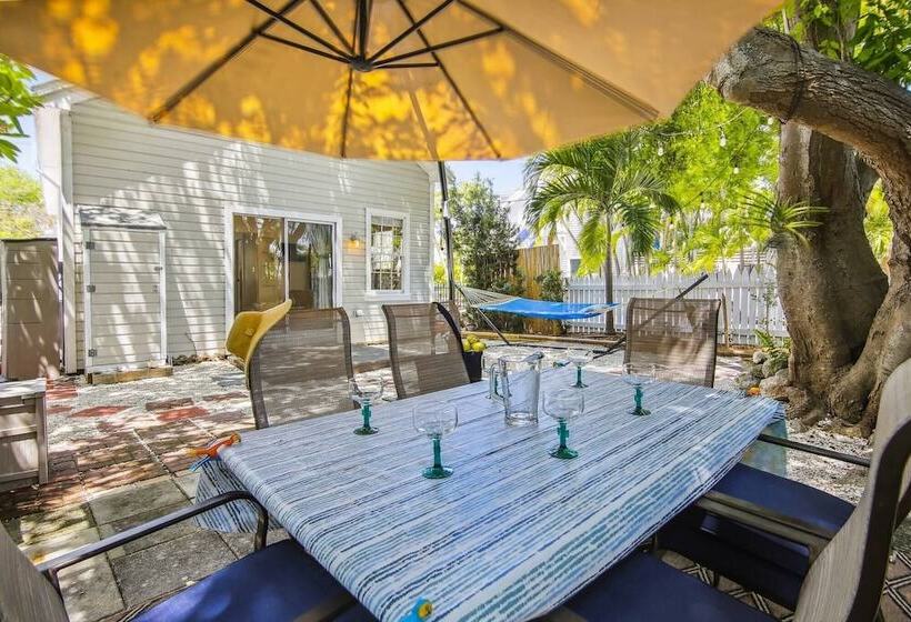 Spanish Lime Cottage By Avantstay Ideal Old Town Key West Location! Month Long Stays Only