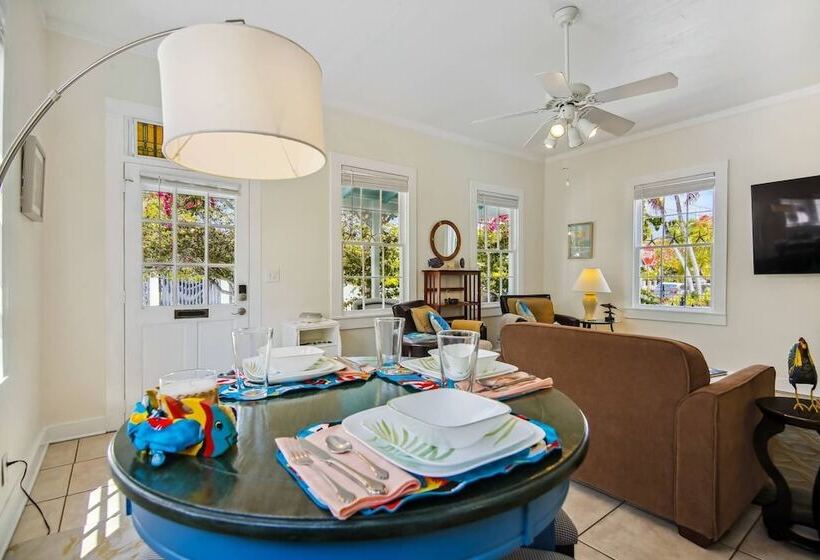 Spanish Lime Cottage By Avantstay Ideal Old Town Key West Location! Month Long Stays Only