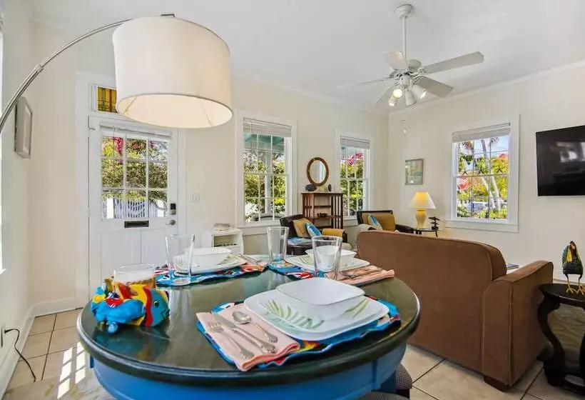 Spanish Lime Cottage By Avantstay Ideal Old Town Key West Location! Month Long Stays Only