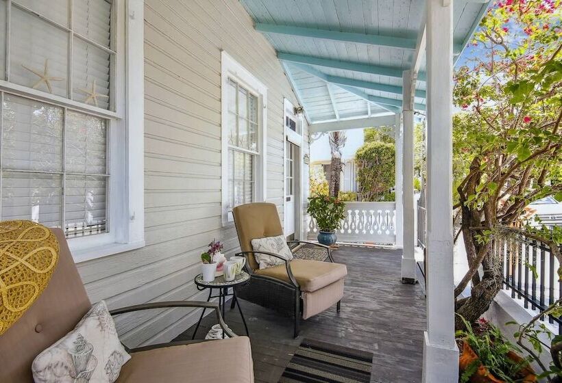 Spanish Lime Cottage By Avantstay Ideal Old Town Key West Location! Month Long Stays Only