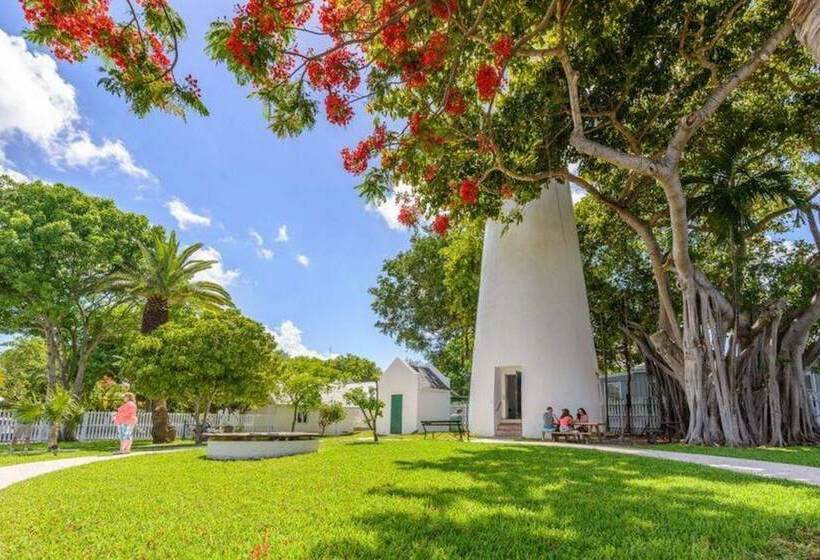 Spanish Lime Cottage By Avantstay Ideal Old Town Key West Location! Month Long Stays Only