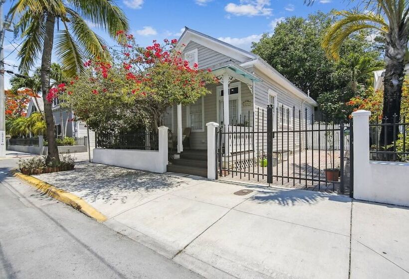 Spanish Lime Cottage By Avantstay Ideal Old Town Key West Location! Month Long Stays Only