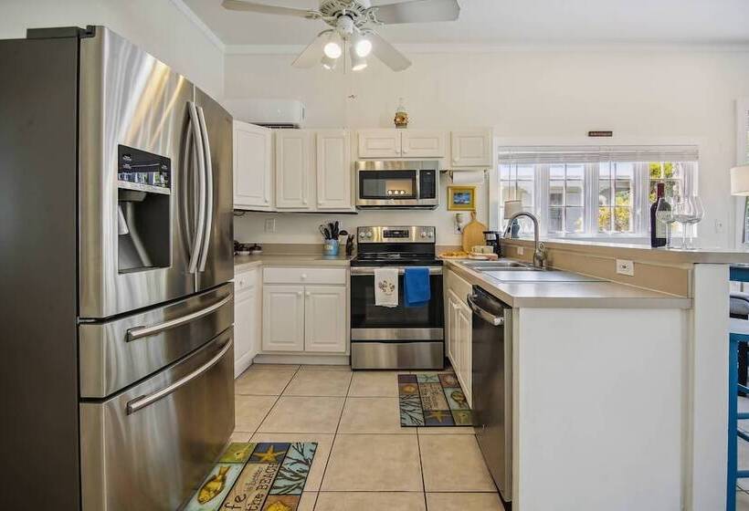 Spanish Lime Cottage By Avantstay Ideal Old Town Key West Location! Month Long Stays Only