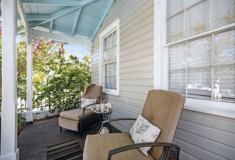 Spanish Lime Cottage By Avantstay Ideal Old Town Key West Location! Month Long Stays Only